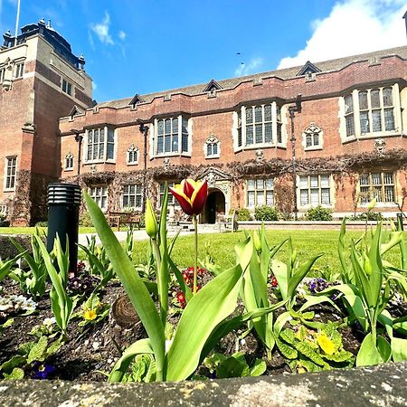 ホテル Westminster College CBG エクステリア 写真