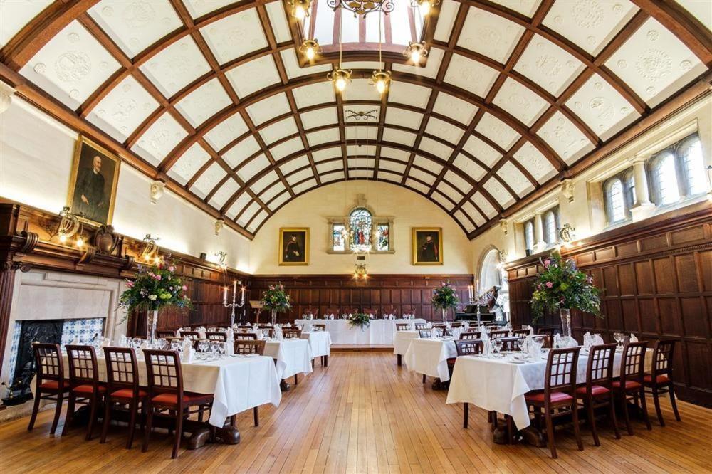 ホテル Westminster College CBG エクステリア 写真
