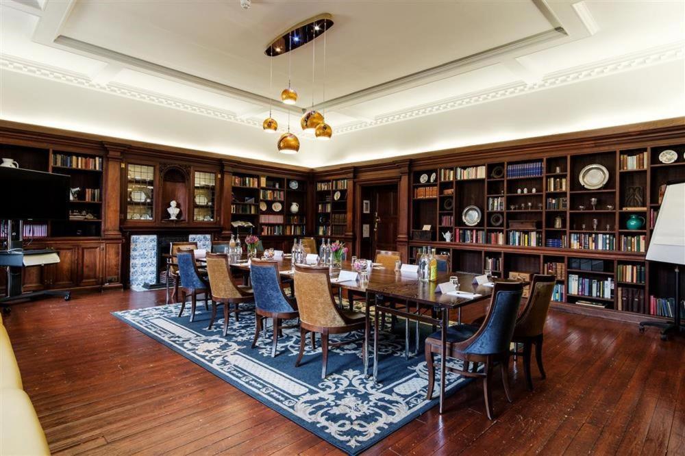 ホテル Westminster College CBG エクステリア 写真