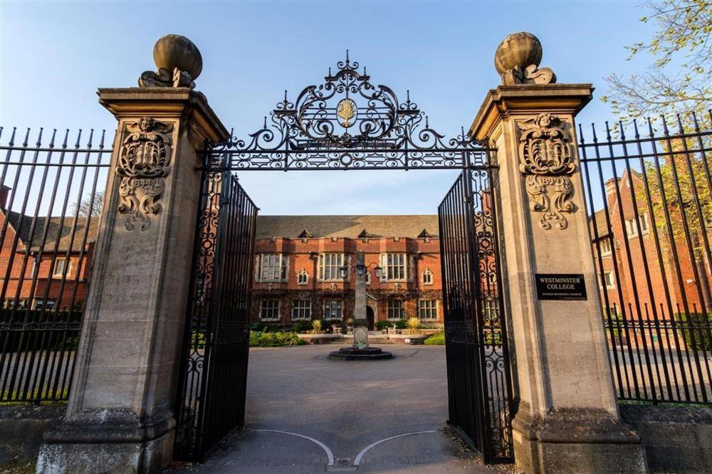 ホテル Westminster College CBG エクステリア 写真