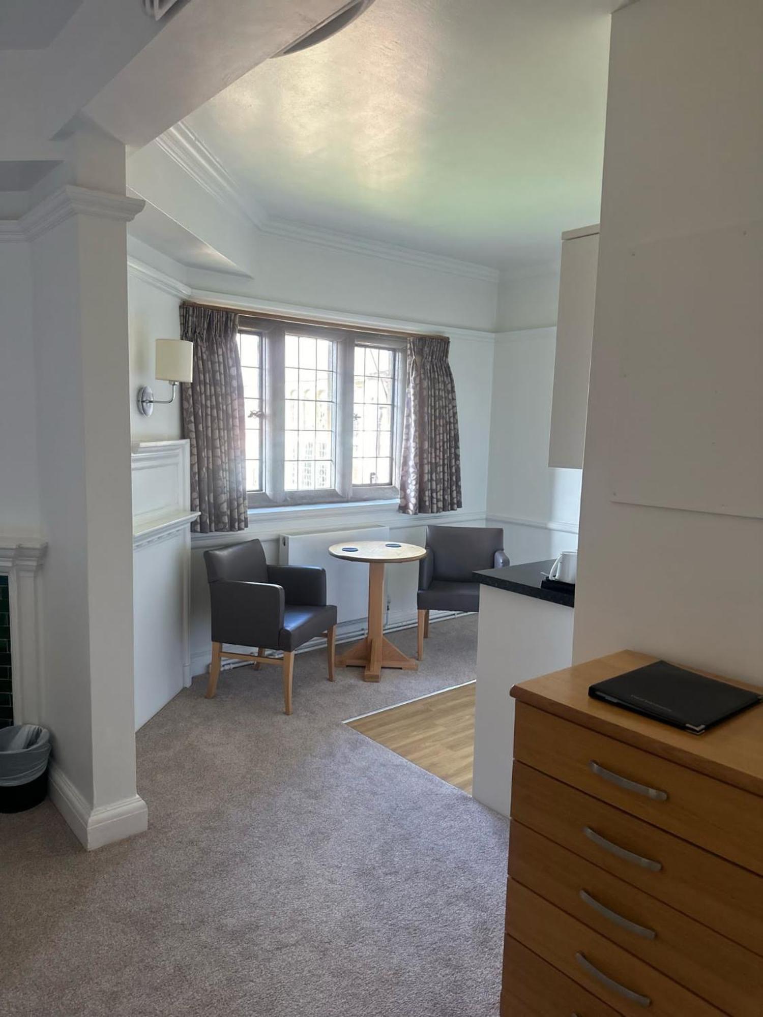 ホテル Westminster College CBG エクステリア 写真
