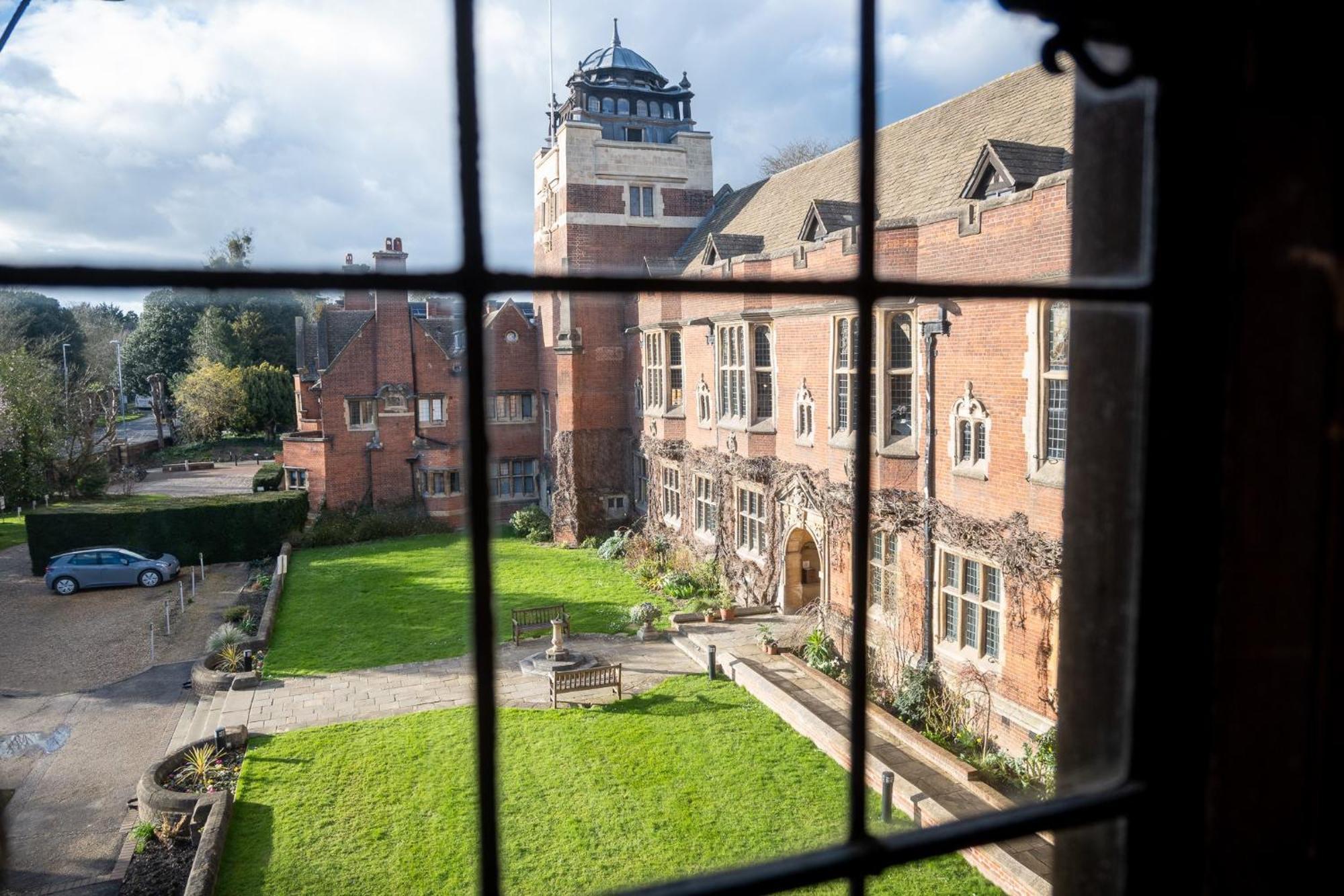 ホテル Westminster College CBG エクステリア 写真