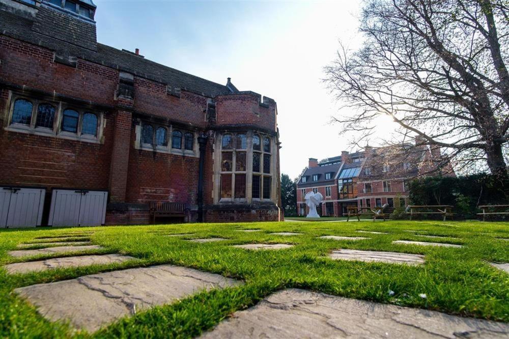 ホテル Westminster College CBG エクステリア 写真